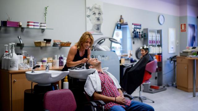 Xulio Ferreiro, en la peluquería cortándose el pelo.
