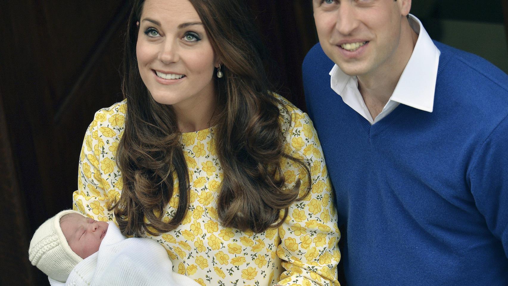 Kate Middleton junto a Guillermo y Carlota a la salida del hospital
