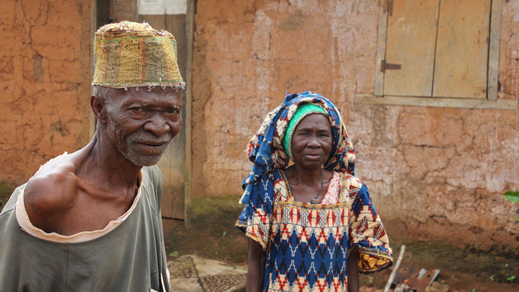 Dos habitantes de Bondu; al fondo, la casa en la que vivía la hechicera.
