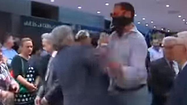 Momento del empujón al diputado Sanchez Llibre.