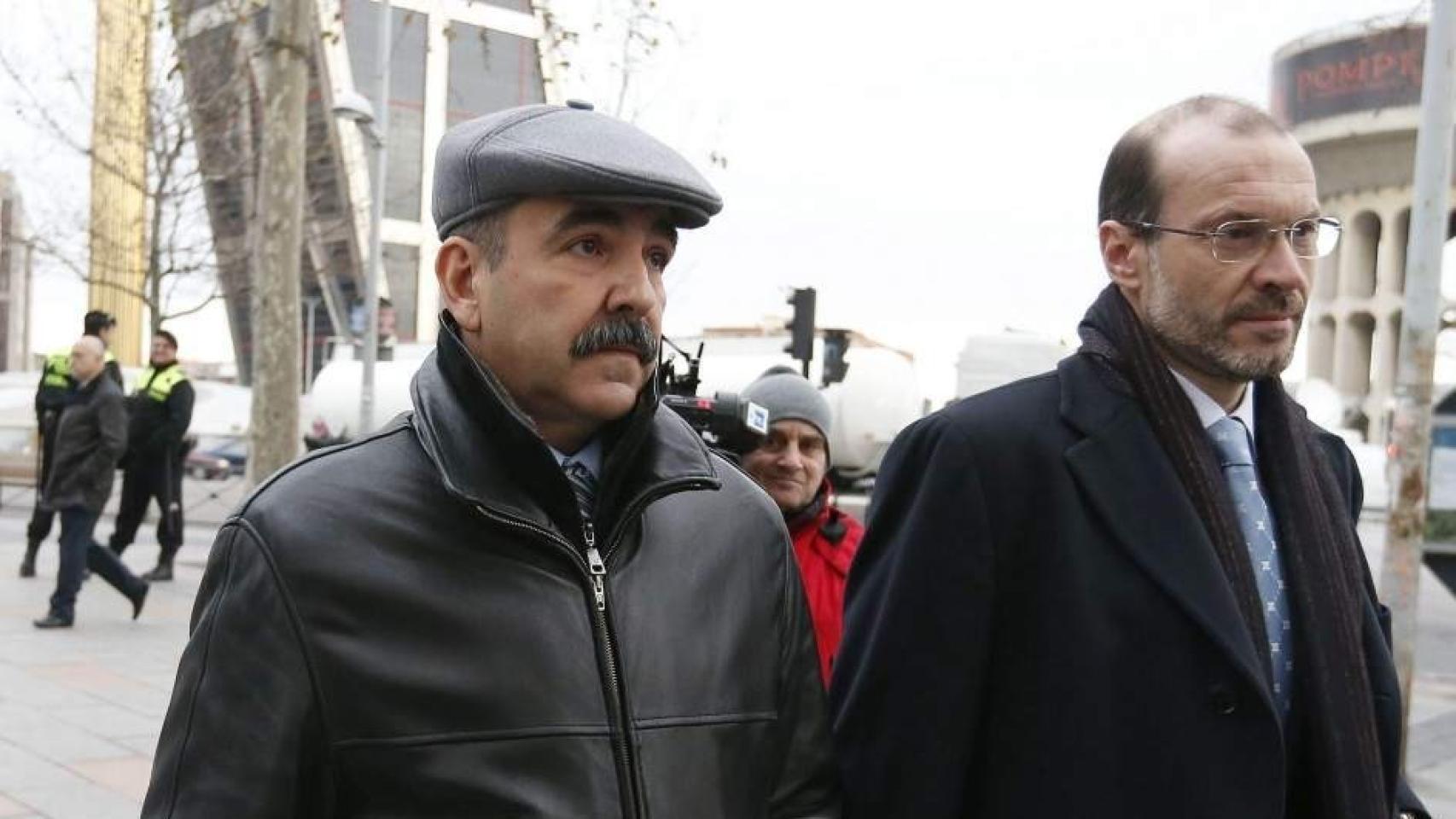 A la izquierda, Francisco del Amo, junto a su abogado.