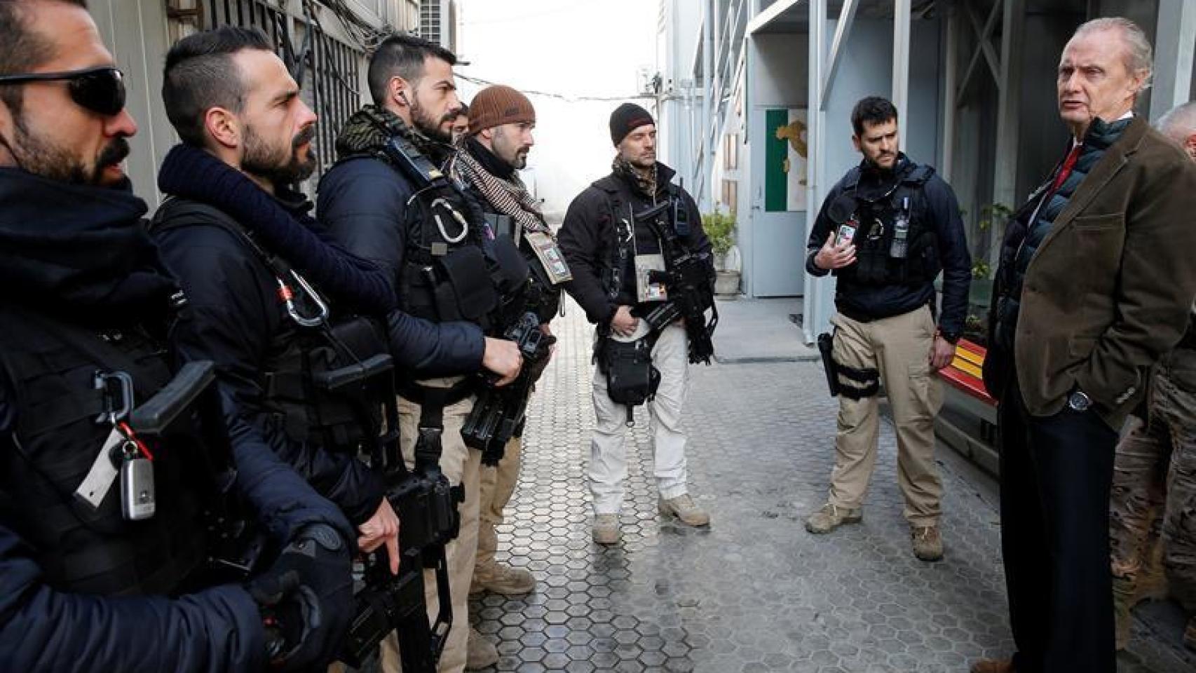 Pedro Morenés visita a las tropas españolas desplegadas en Afganistán.