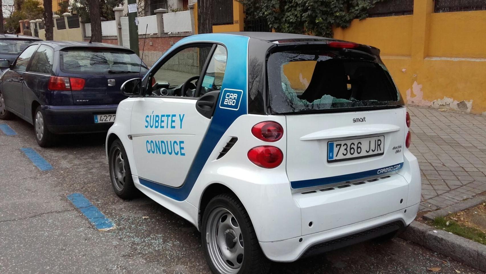 Uno de los coches con la luna rota.