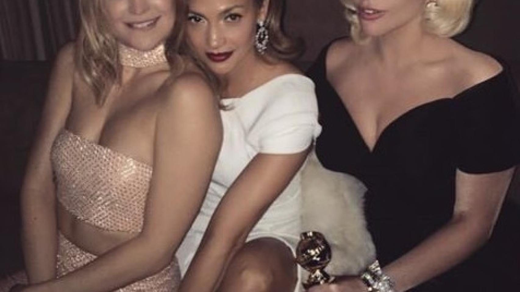Lady Gaga con su Globo de Oro junto a Jennifer Lopez y Kate Hudson