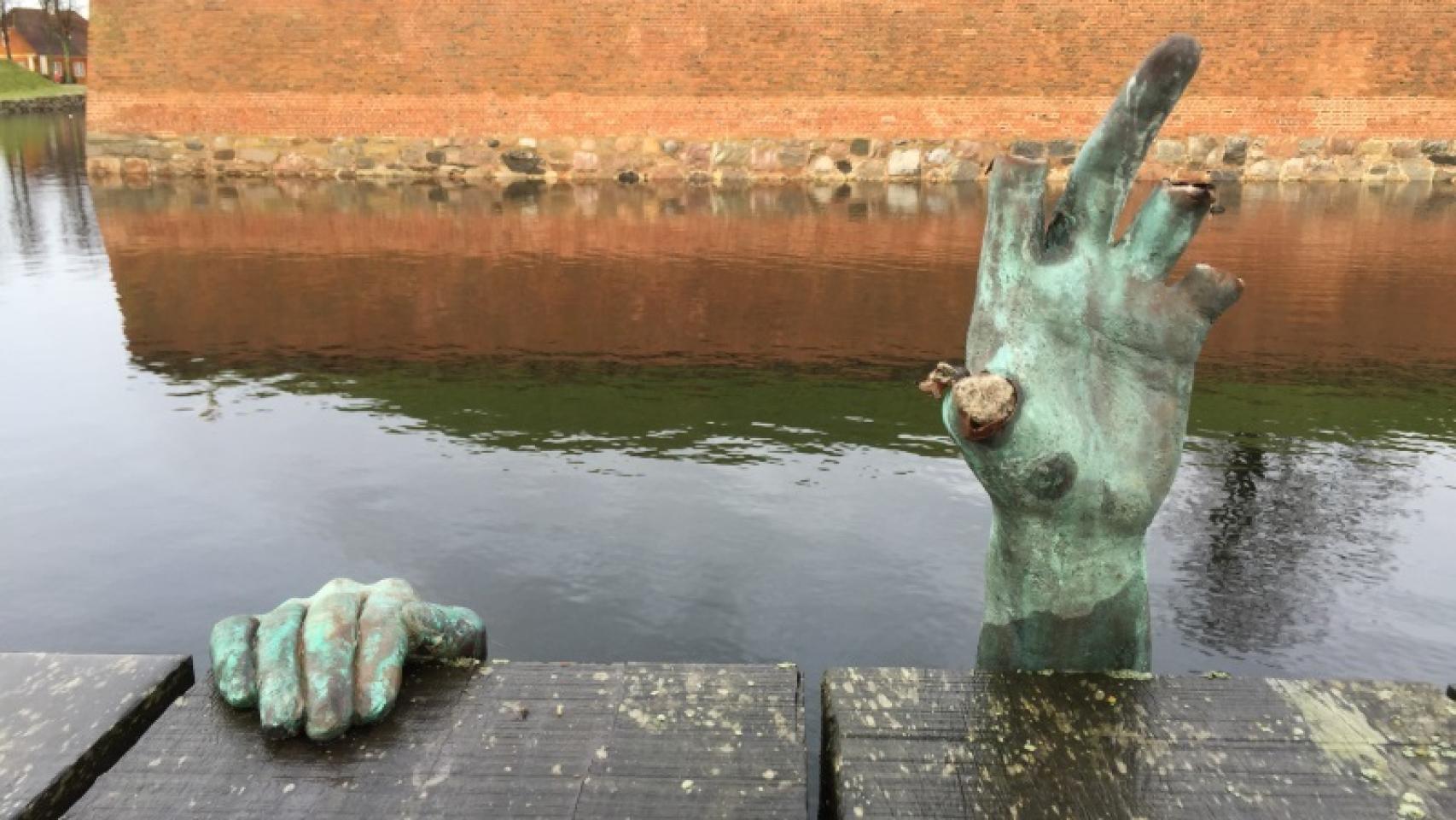 Una de las manos que surgen del mar.