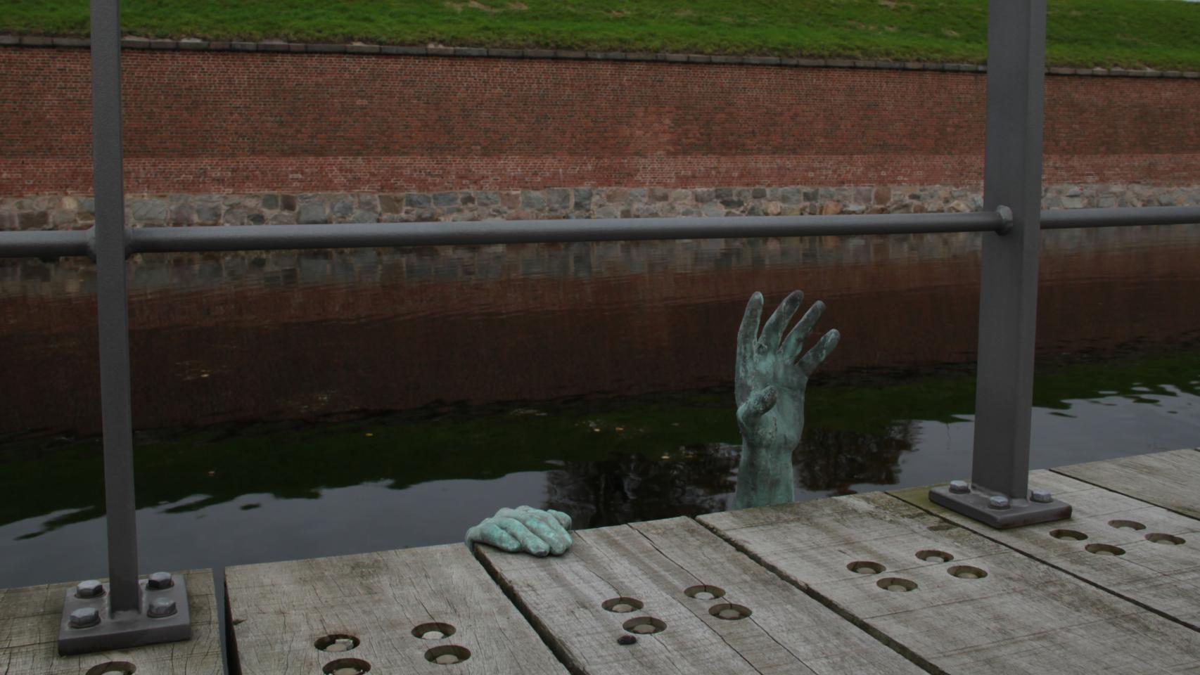 El autor lamenta la falta de compromiso del arte contemporáneo.