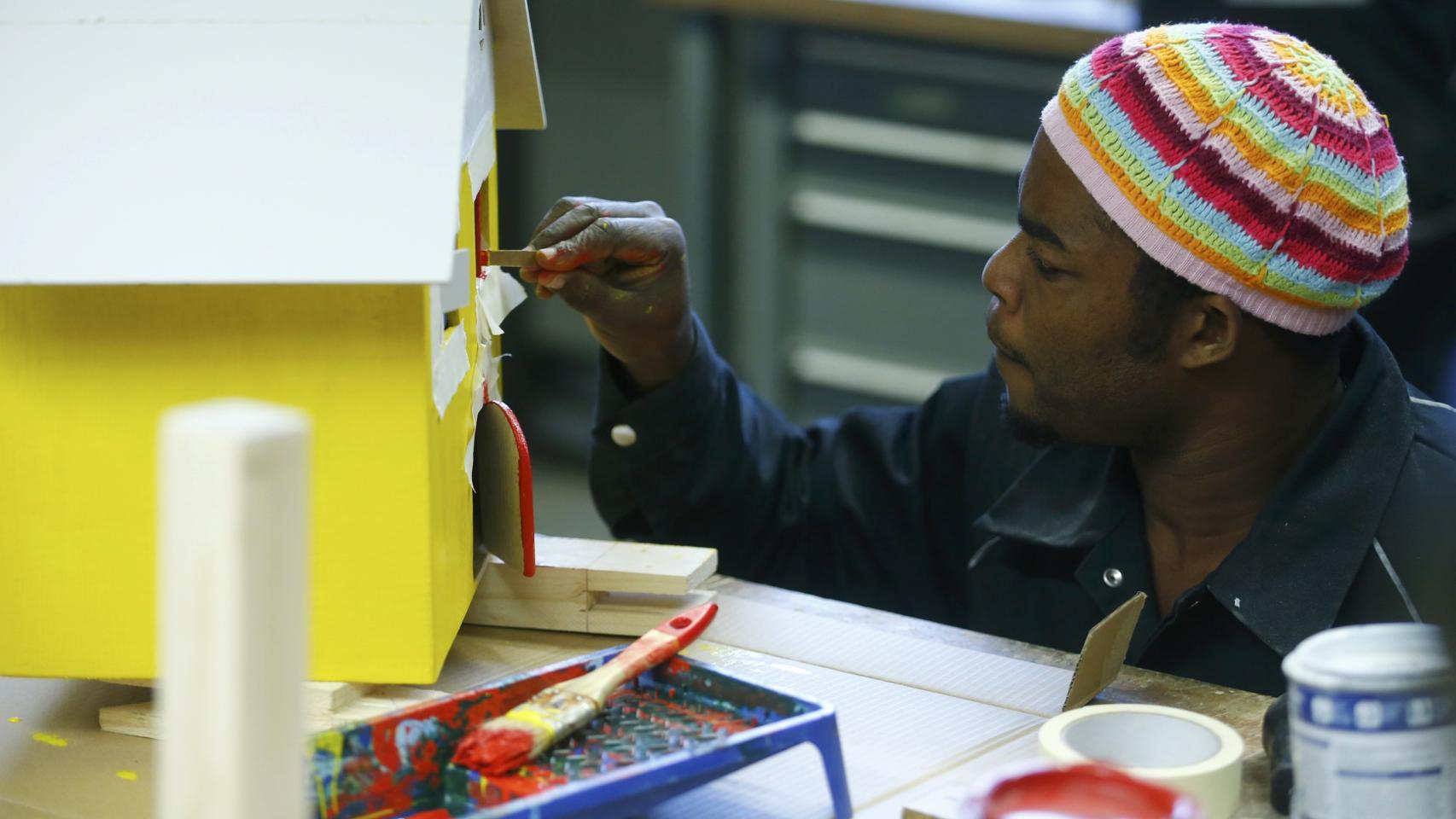 Un refugiado participa en un taller para aprender un nuevo oficio.