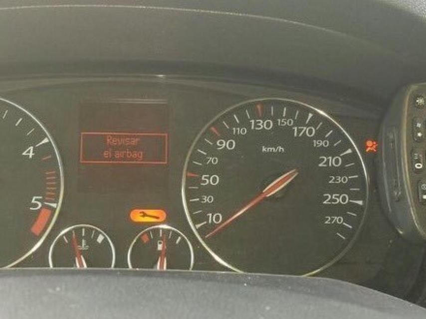 Vehículo del Cuerpo con un piloto en el que se pide revisar el airbag.