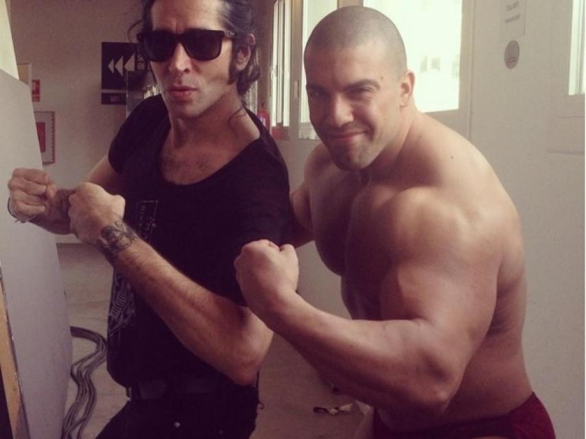 Mario Vaquerizo bromea con un culturista