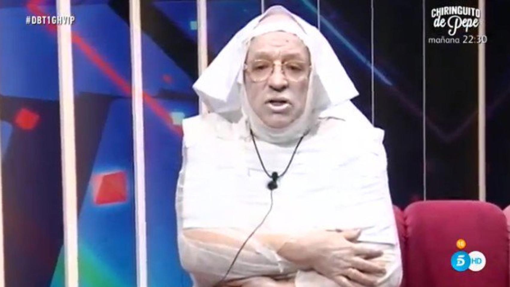 El vidente, caracterizado como una momia.