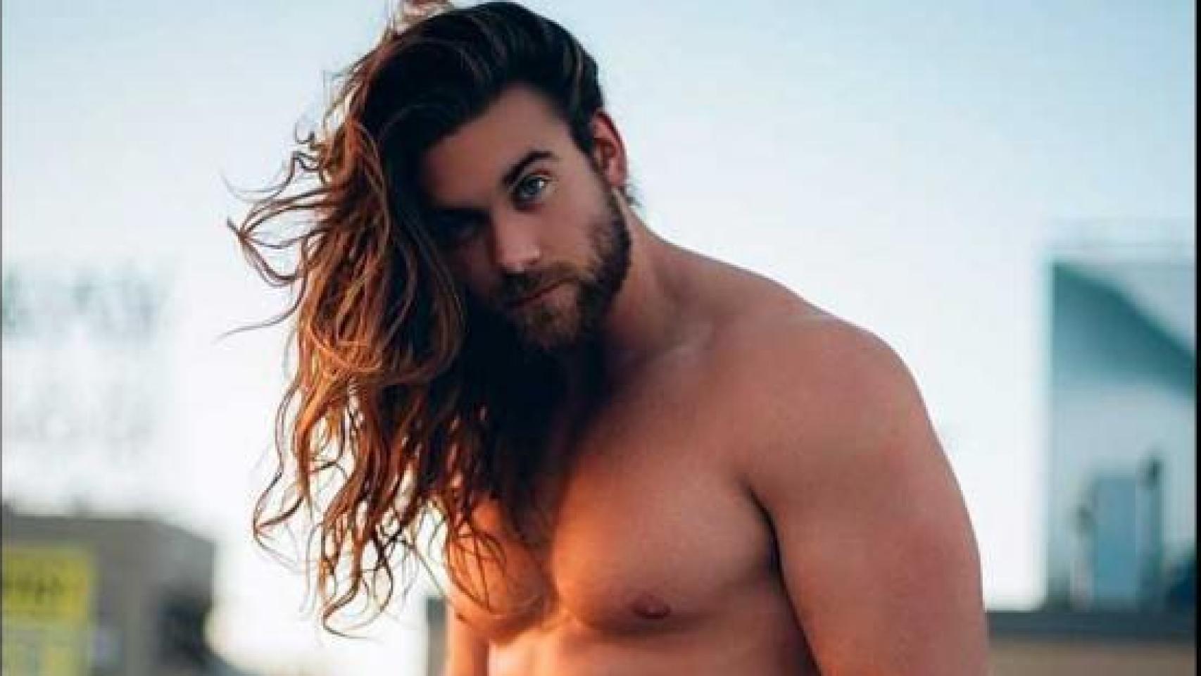 Brock O'Hurn posa en una de sus múltiples fotos de su cuenta