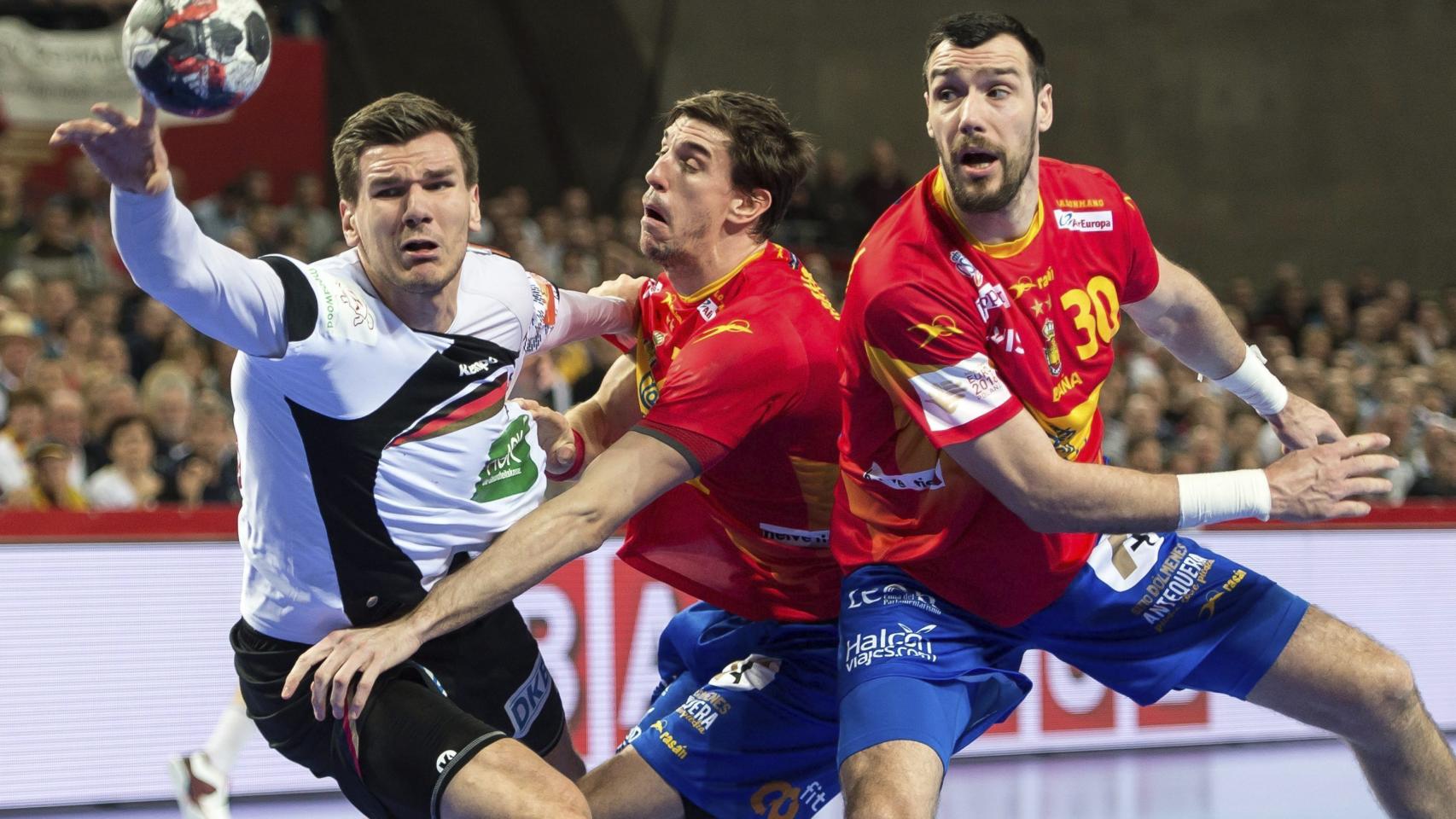 Gedeón Guardiola y Viran Morros intentan parar a Erik Schmidt.