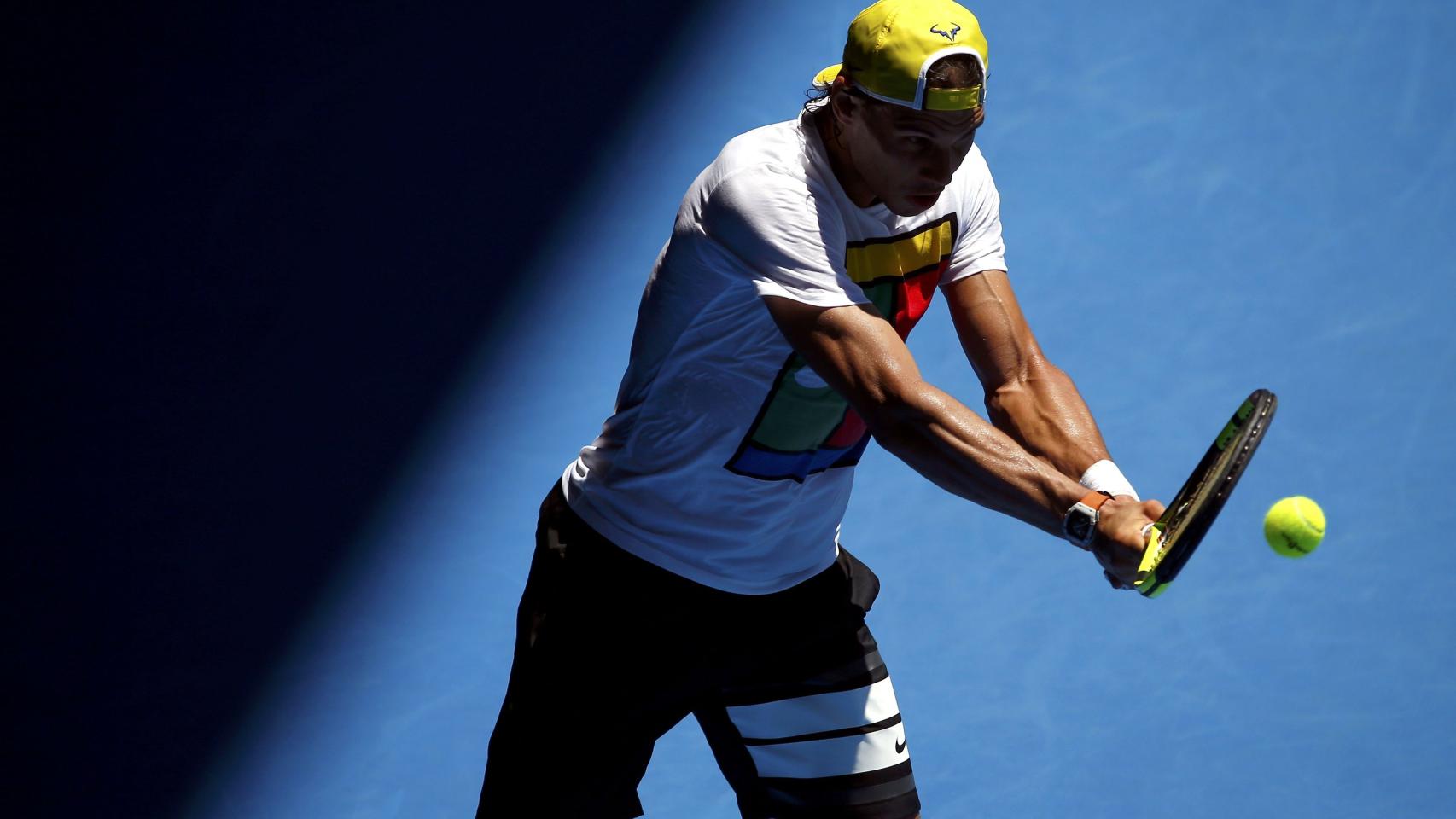 Nadal resta durante sus entrenamientos en Australia.