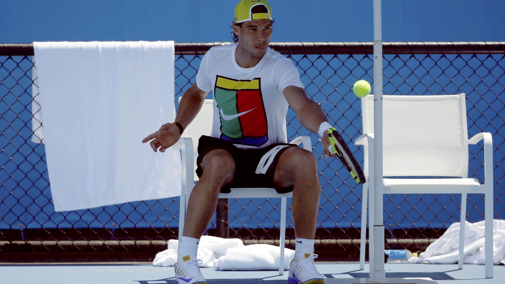 Nadal pelotea en un descanso de sus entrenamientos.