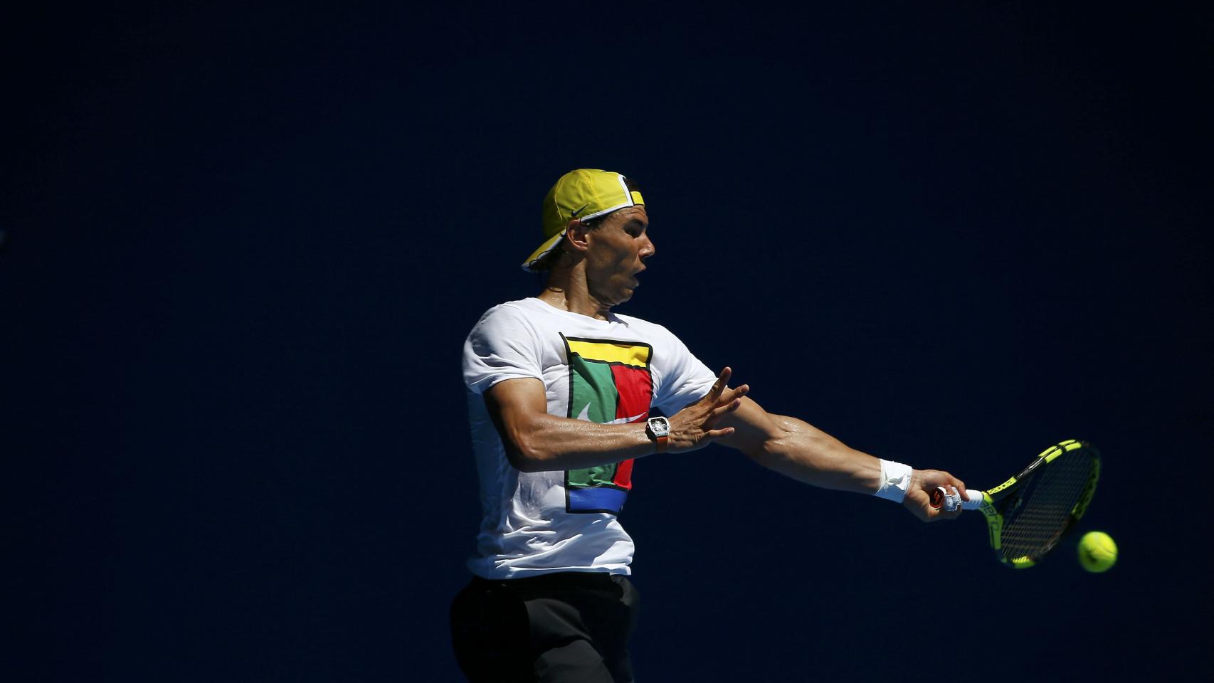 Nadal entrena en Melbourne antes del Open de Australia.