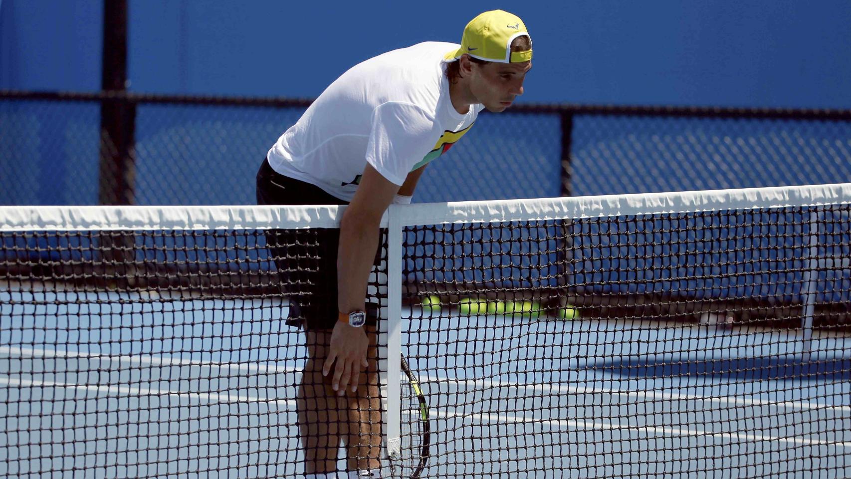Nadal preparado para restar en la red durante sus entrenamientos.