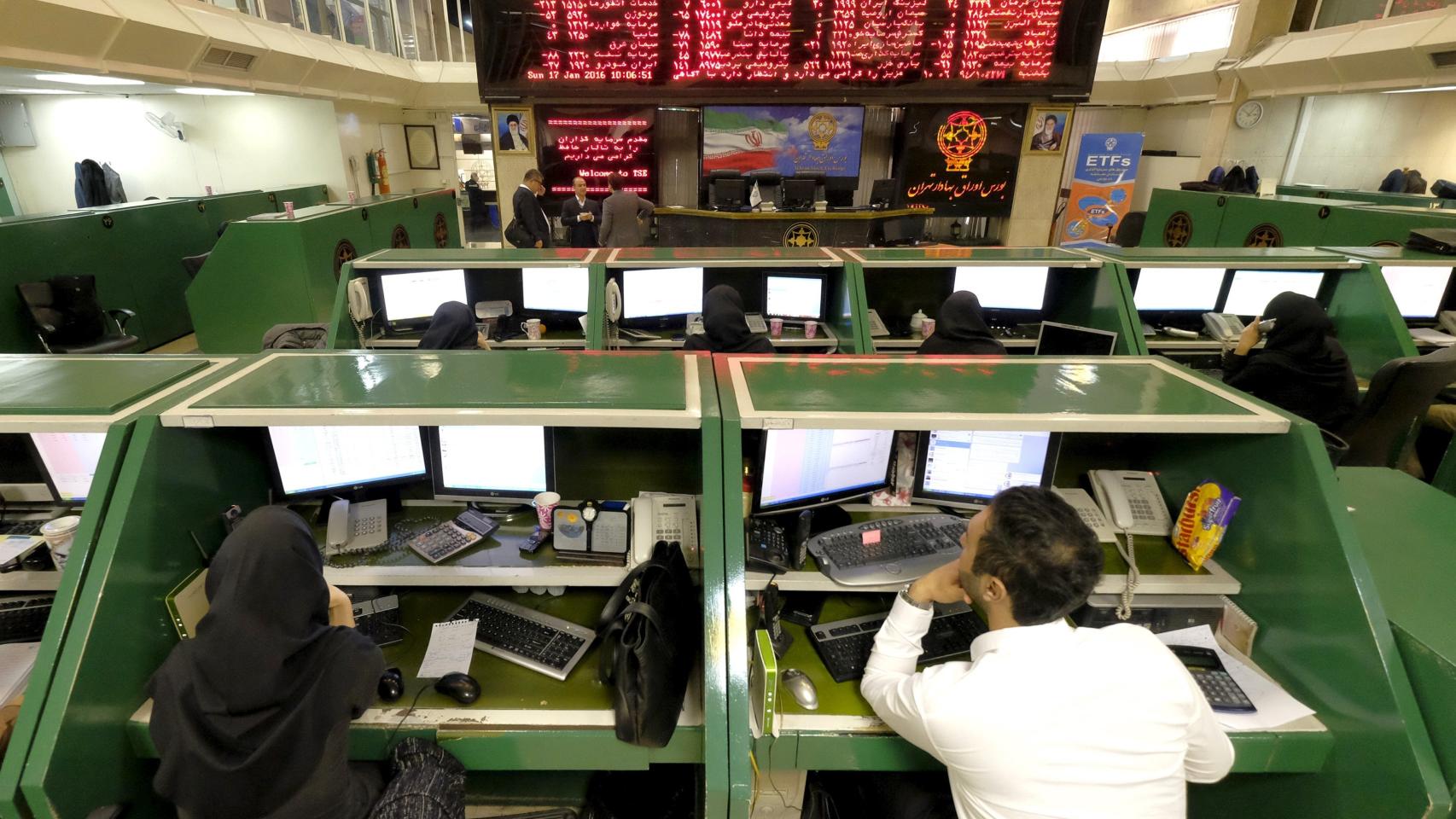 Empleados de la bolsa de Teherán este domingo.