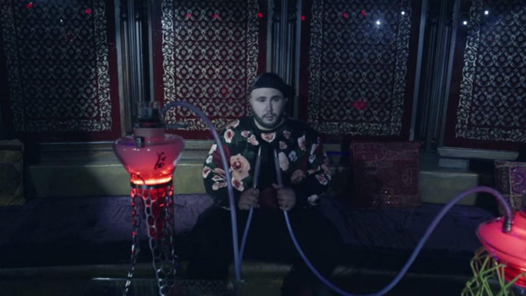 Kiko Rivera con sudadera y cachimba para su videoclip Sangre Caliente