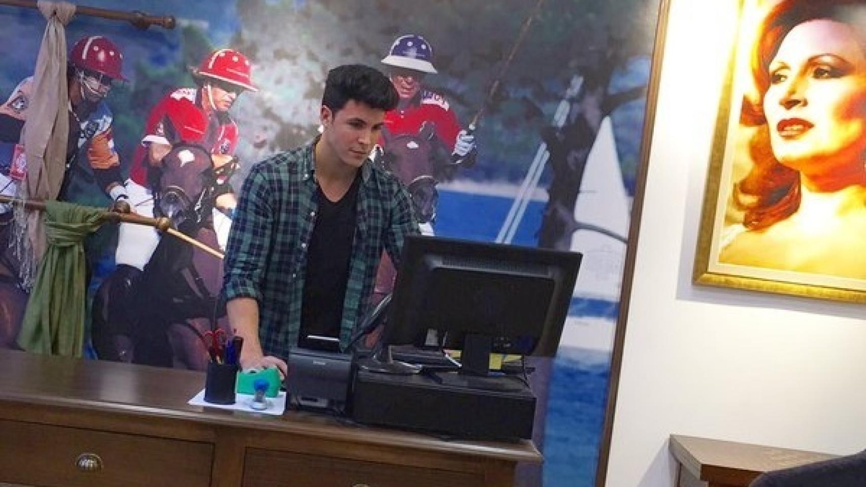 Kiko, el novio de Gloria Camila, en la mostrador de la tienda de Gloria Camila