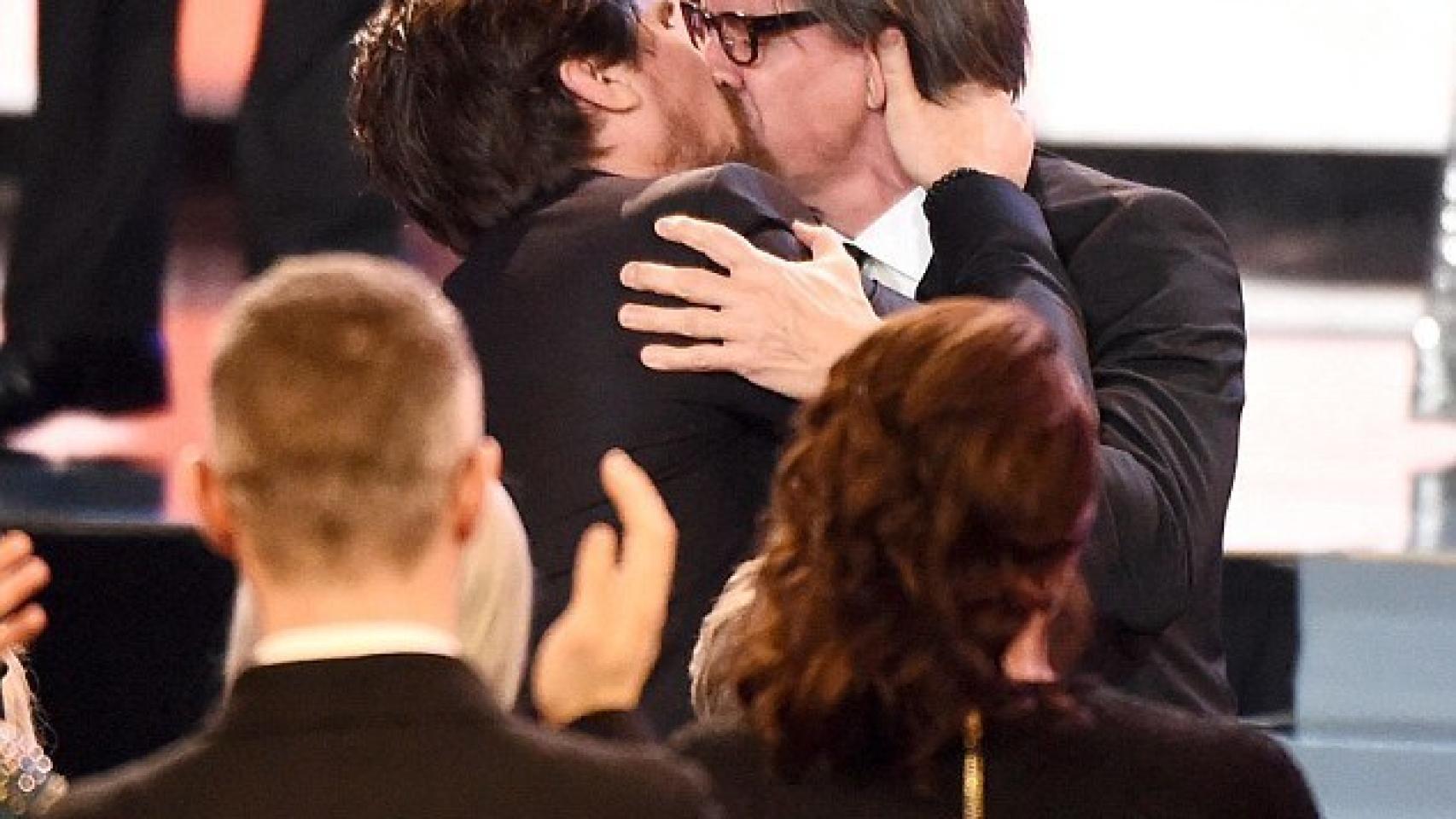 Christian Bale besa a Charles Randolph en el escenario de los Critics' Choice Awards