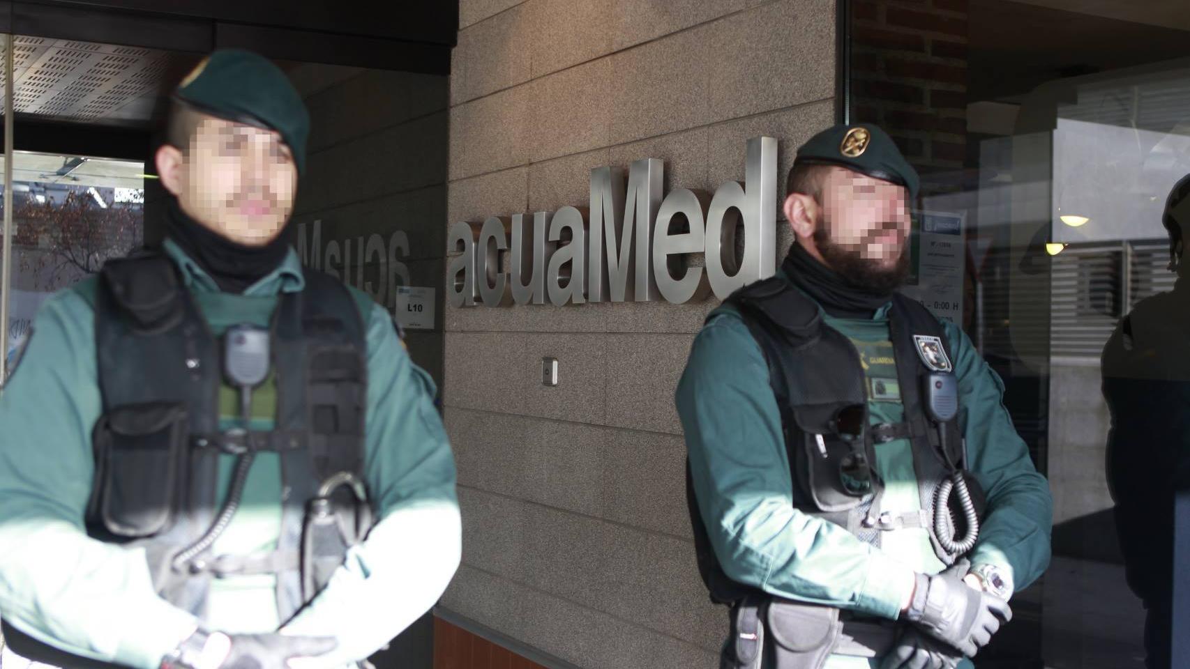 Agentes de la Guardia Civil custodian la sede de Acuamed.