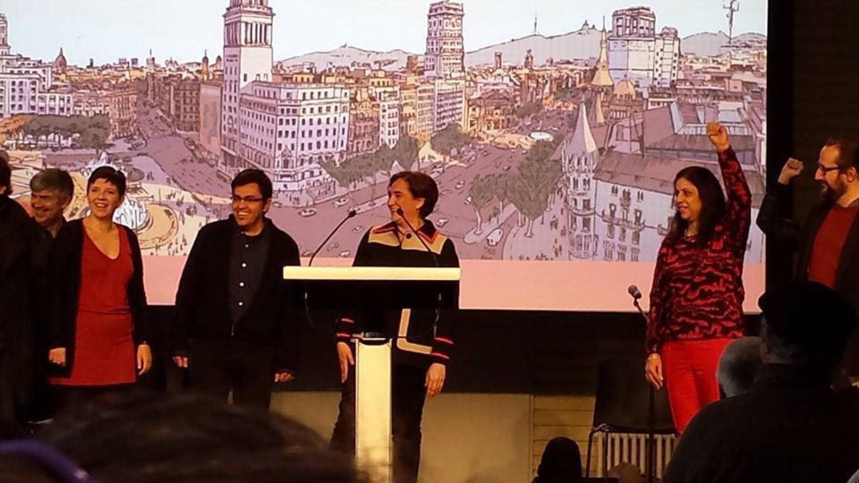 Huma Jamshed (a la derecha de la imagen, con el puño en alto) junto a Colau.