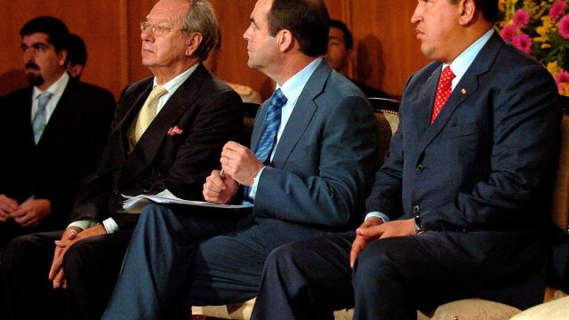 El exembajador español en Venezuela, Raúl Morodo, junto a Chávez, en un acto con el entonces ministro José Bono.