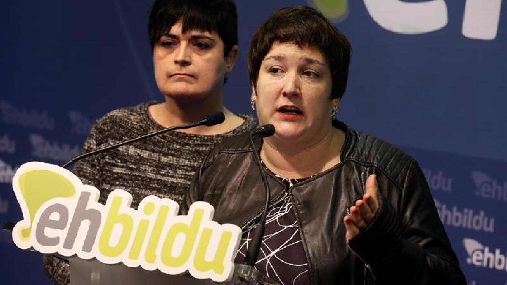 Las diputadas de EH Bildu, Marian Beitilarrangoitia, y Onintza Enbeitia en la rueda de prensa que han ofrecido en San Sebastián,