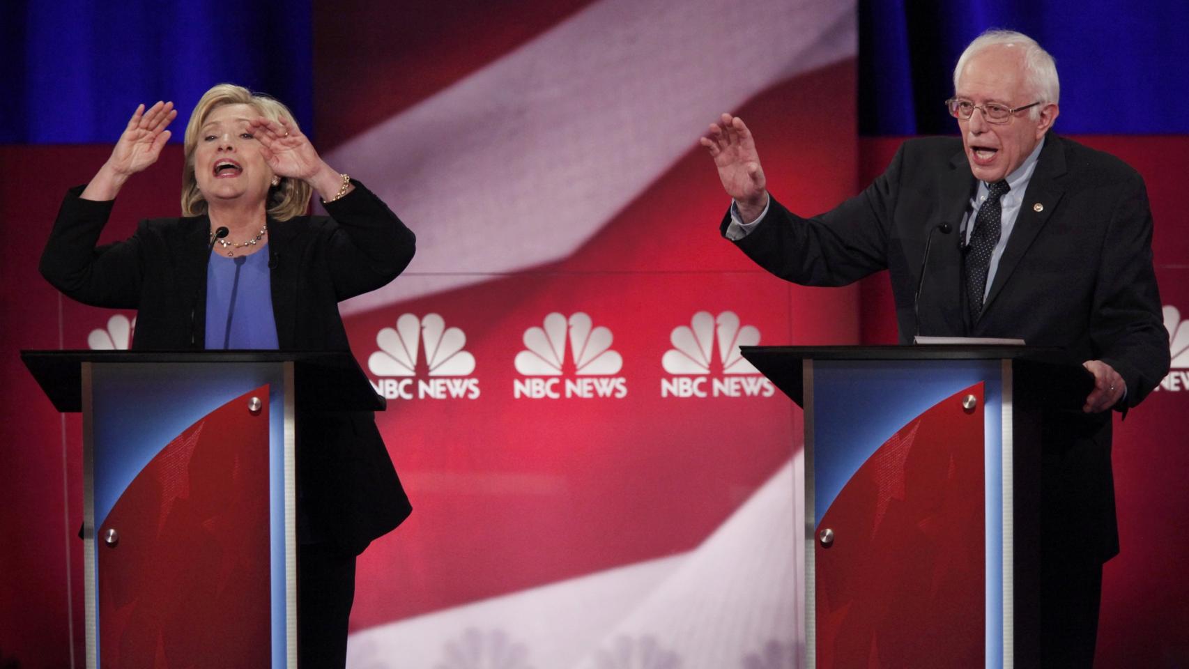 Hillary Clinton y Bernie Sanders en el último debate demócrata.