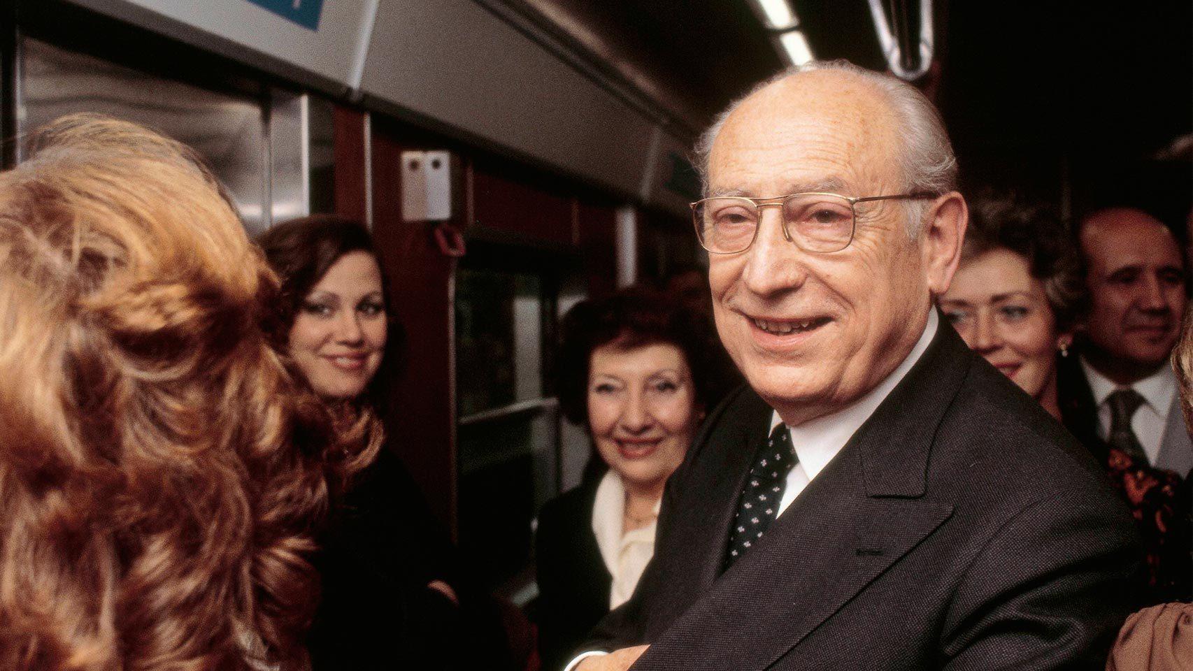 Enrique Tierno Galván en el metro de Madrid.