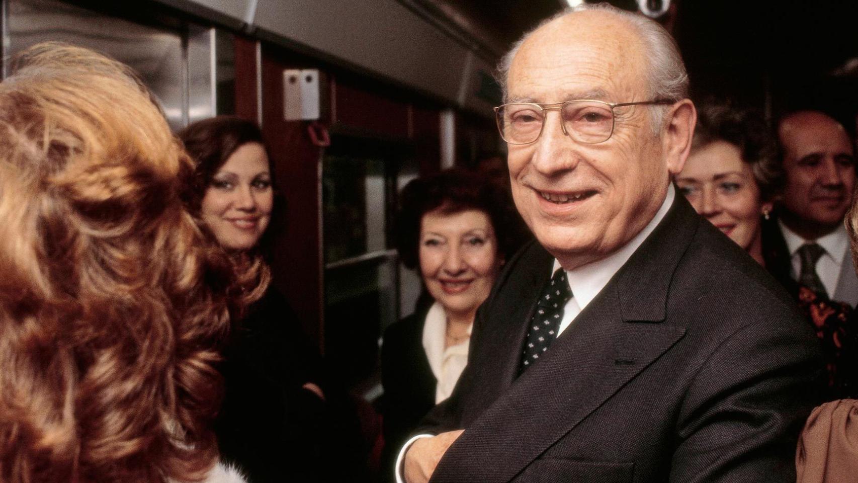 Enrique Tierno Galván en el metro de Madrid.