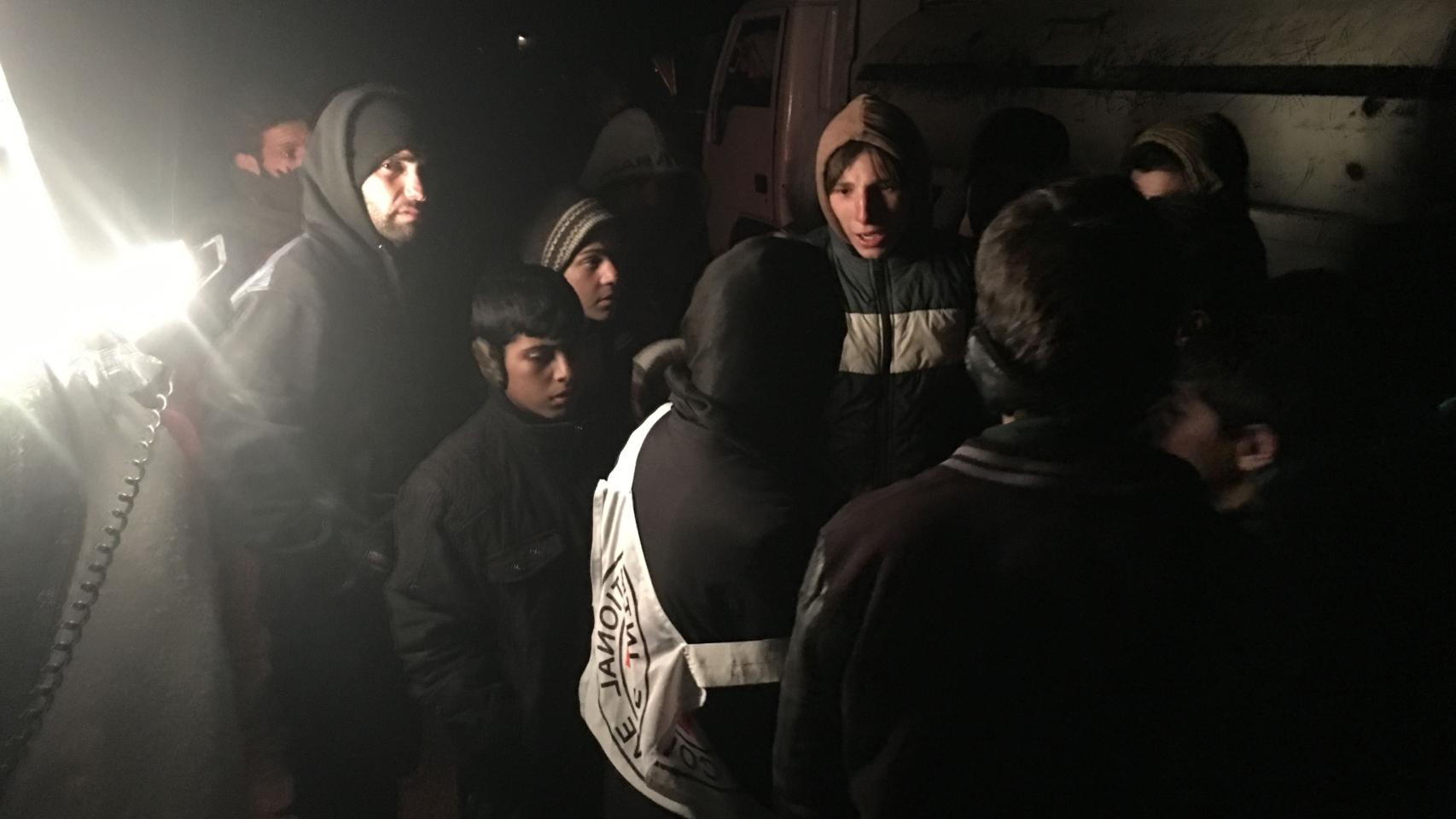 Ciudadanos de Madaya hablan con las ONG en su primer contacto con el exterior en meses.