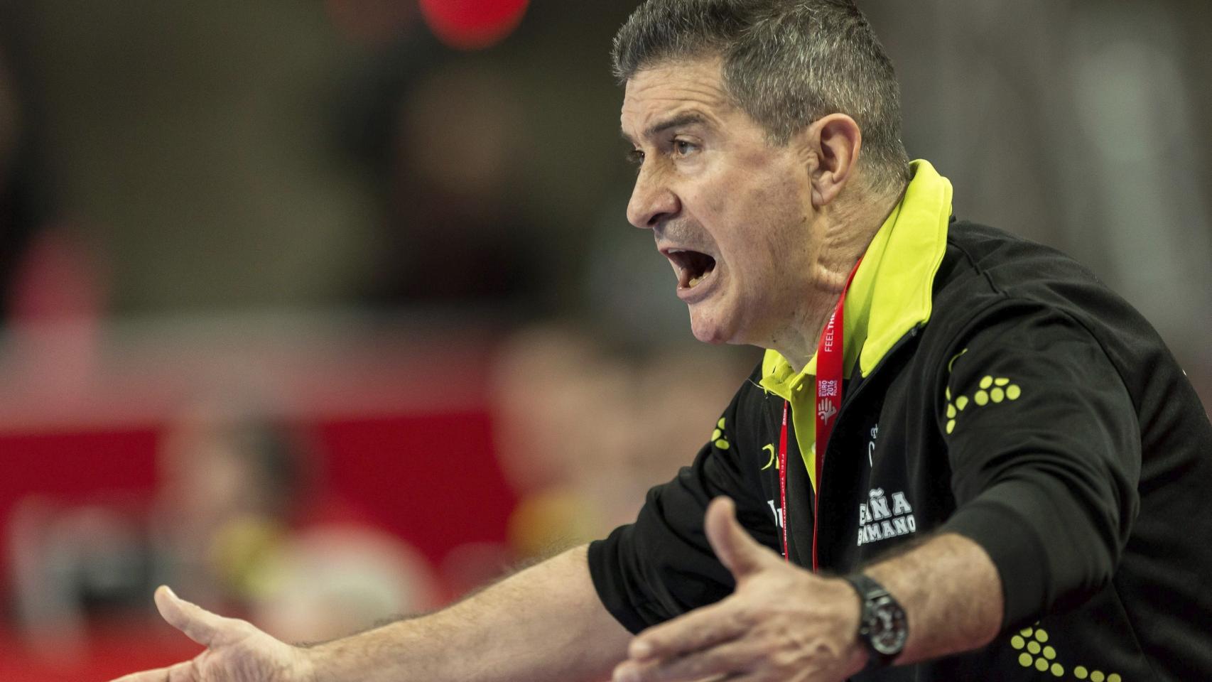 Manolo Cadenas da instrucciones en le partido contra Eslovenia.