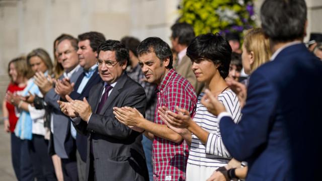 Ferreiro y la oposición, en una concentración contra la violencia machista.