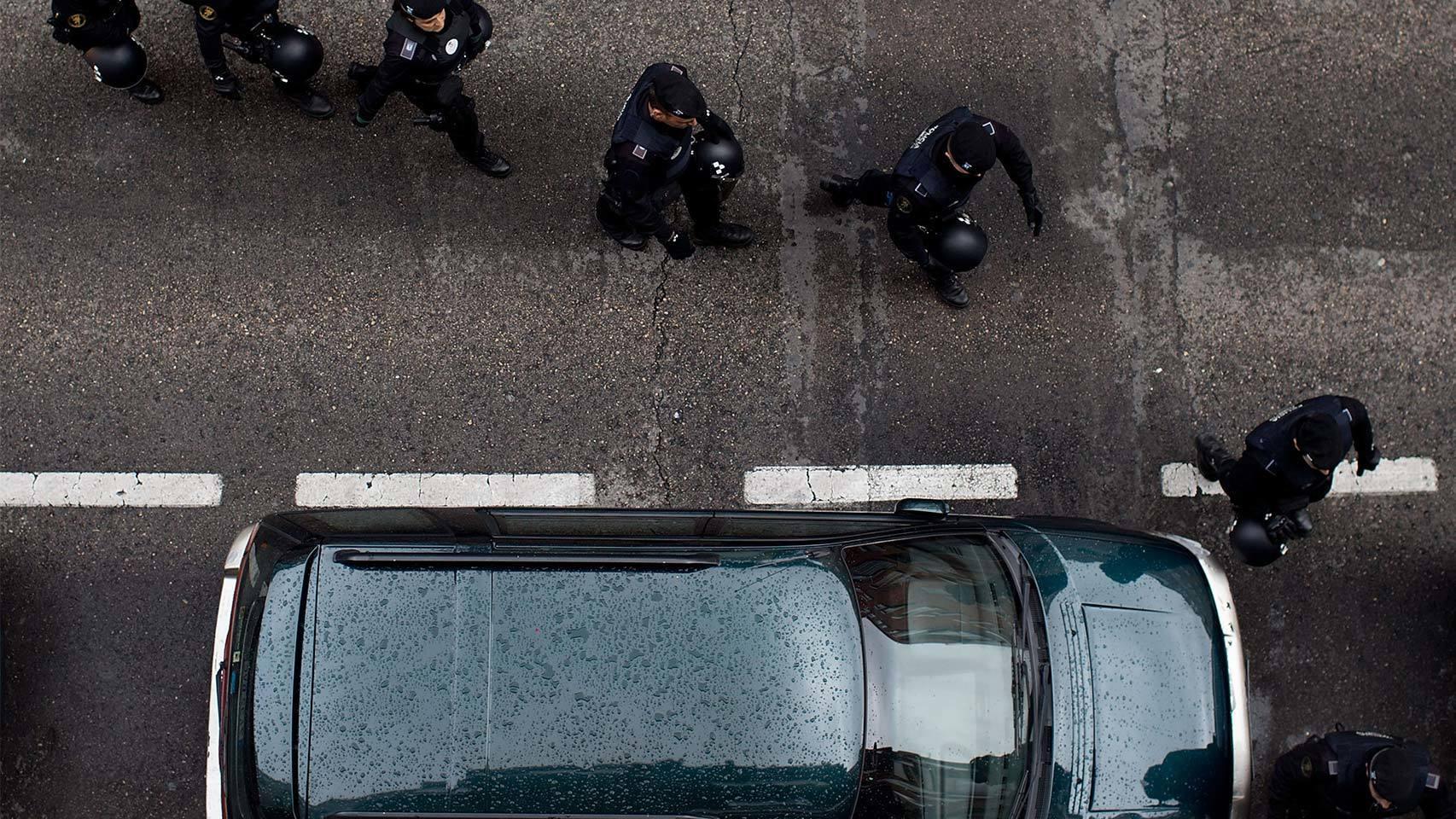 Policías participan en un desahucio.