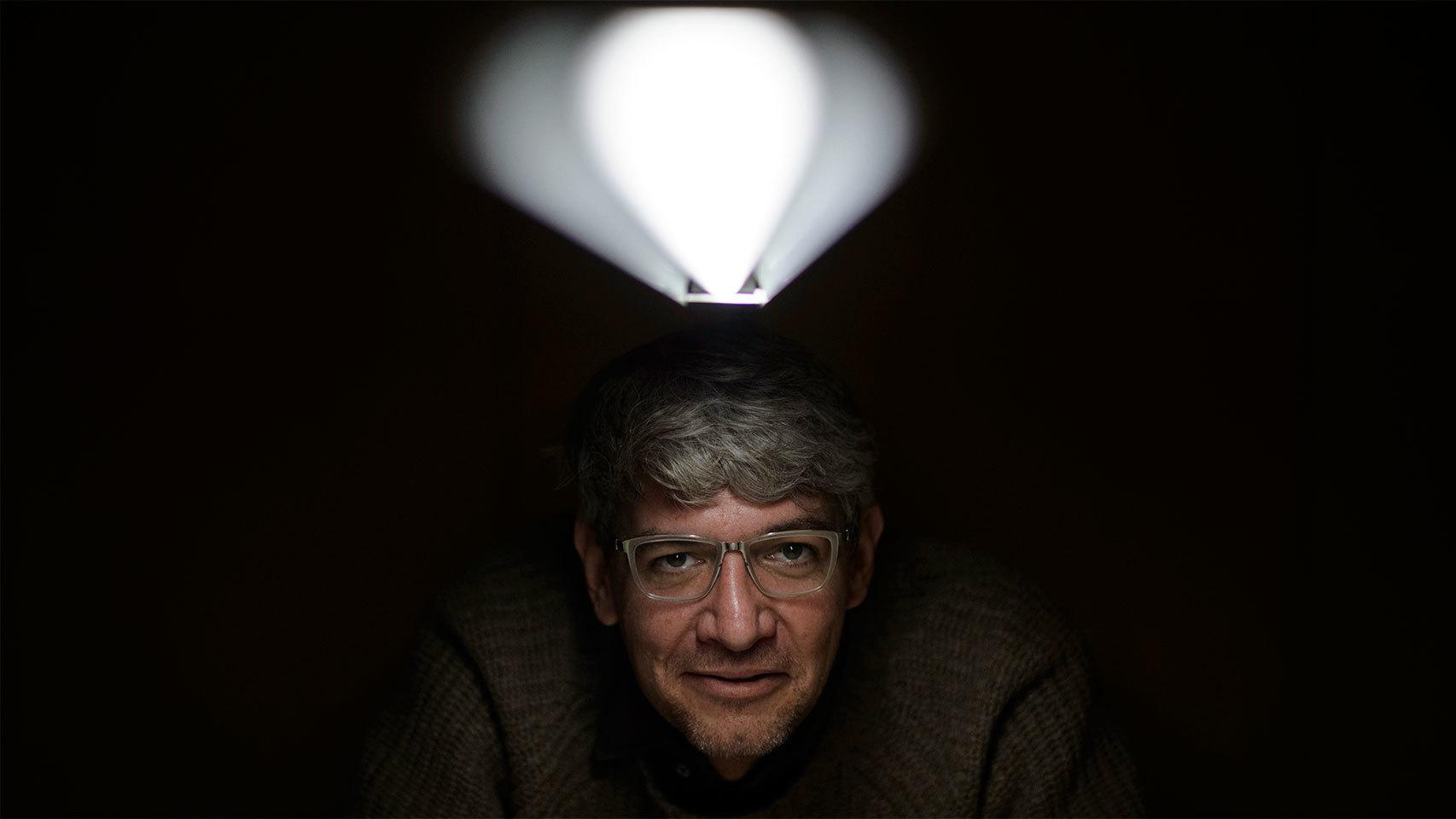 El escritor mejicano Emiliano Monge.