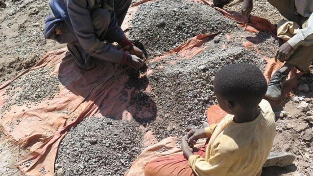 Las baterías de los móviles que usas contienen cobalto extraído por niños, denuncia AI