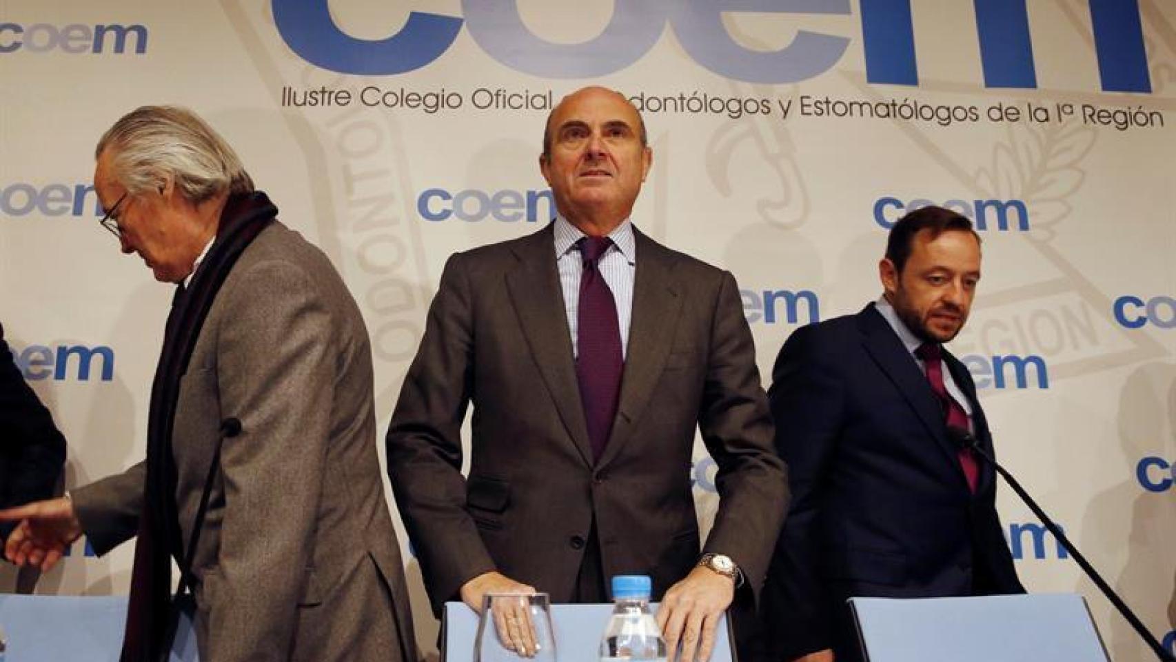 Guindos junto a Piqué y a Francisco de la Torre