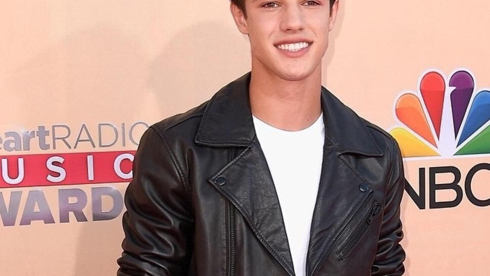 Las cadenas y premios solicitan a Cameron Dallas, la nueva estrella teen