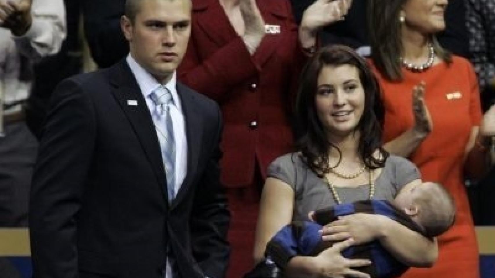 Los hijos de Sarah Palin: Track y Willow Palin con  su hijo