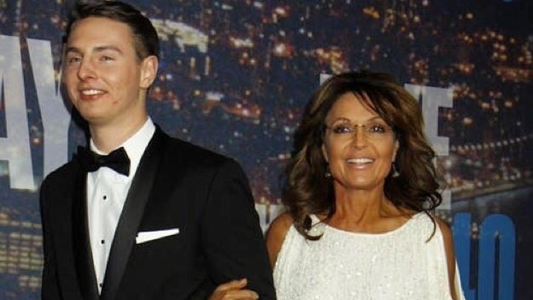 Sarah Palin agarra acompañada de su hijo Track Palin