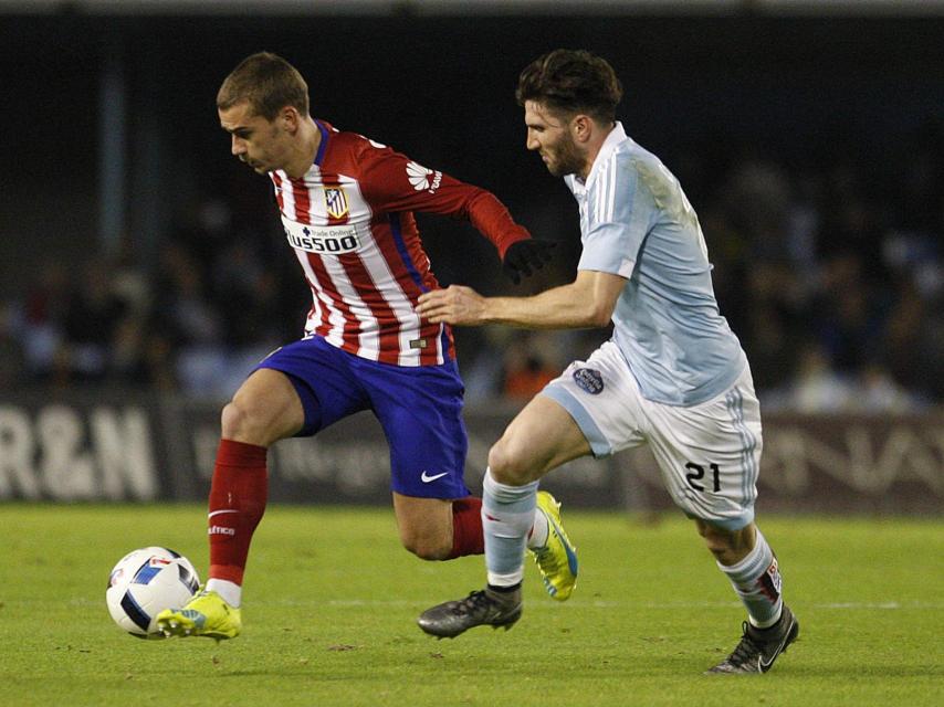 Griezmann conduce la pelota en Balaídos.