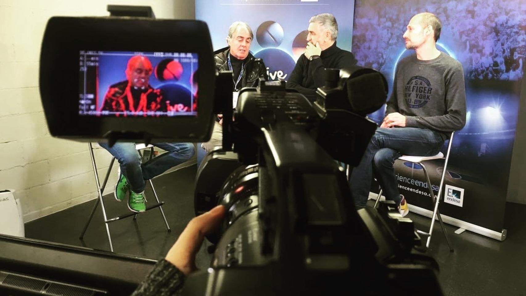 Pablo Lolaso (primero por la izquierda), anónimo también en las tertulias.