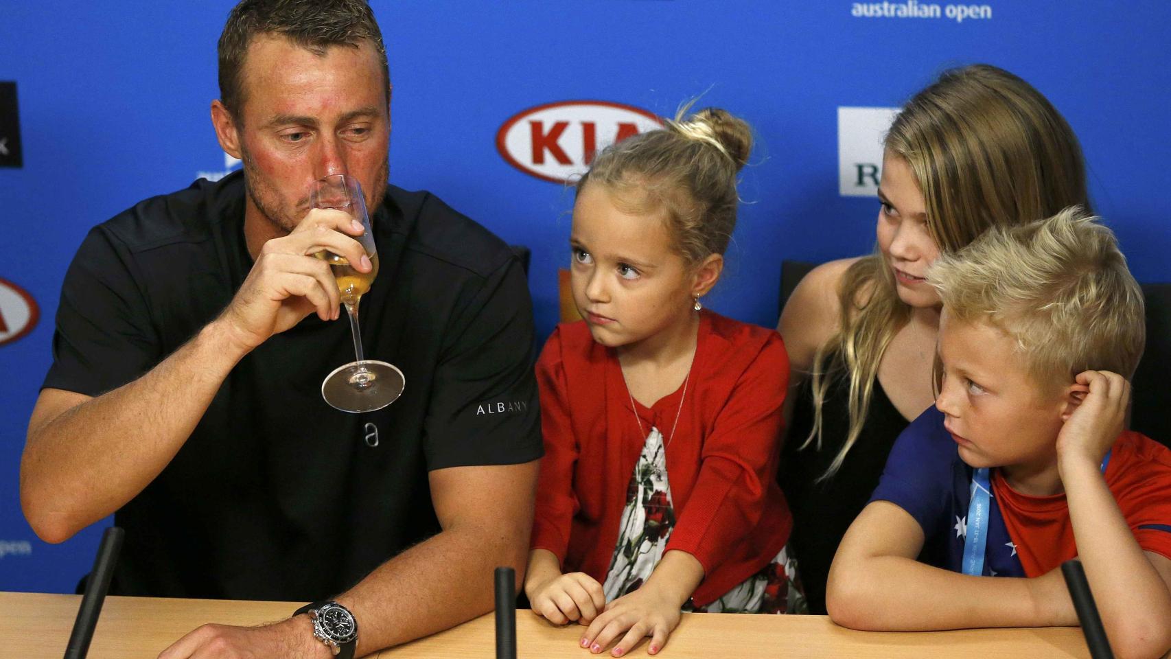 Hewitt, junto a sus tres hijos en la sala de prensa de Melbourne.