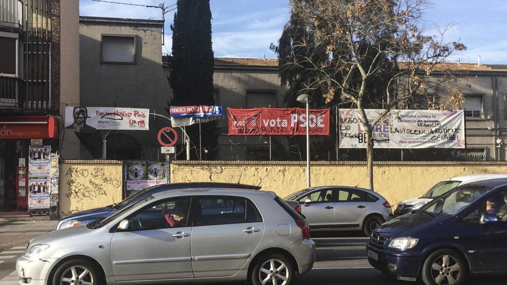 Carteles electorales en la plaza de Oporto