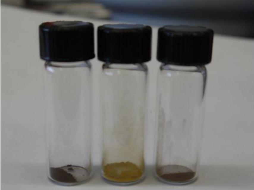 El material. A la izquierda, con iones; en el centro, sin ellos; a la derecha de nuevo con ellos.