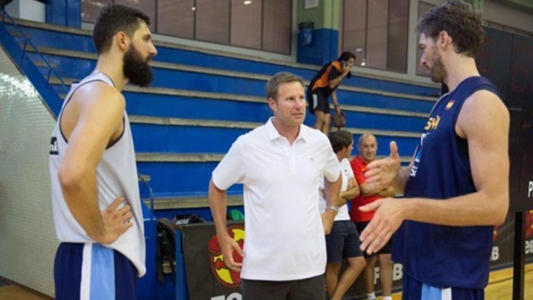 Mirotic y Gasol, junot a Hoiberg en la concentración de la selección.