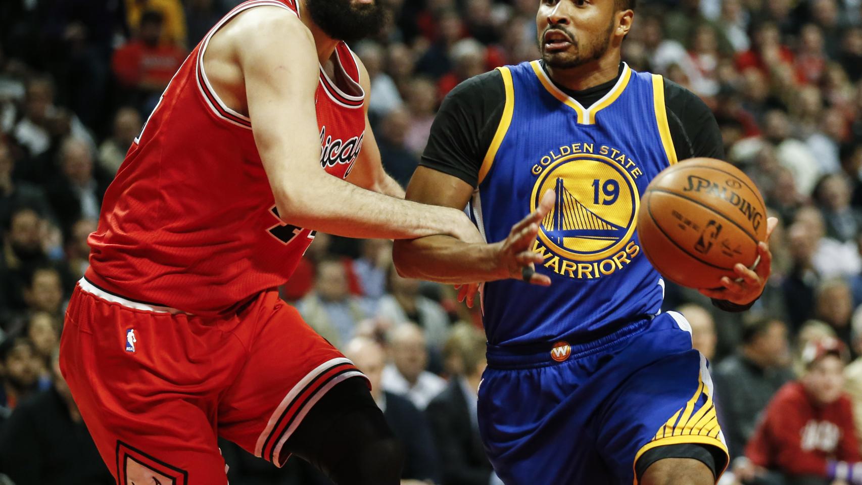 Niko Mirotic, ante Leandro Barbosa durante el Bulls-Warriors.