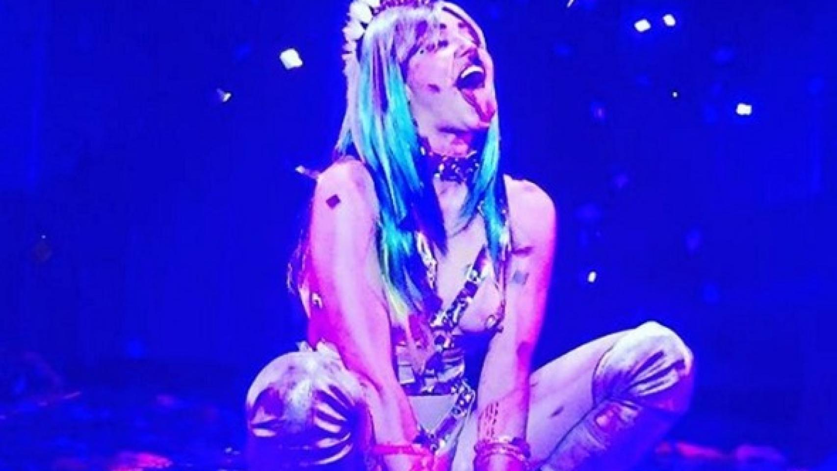 Miley Cyrus fotografiada durante su gira Milky Milky Milk Tour