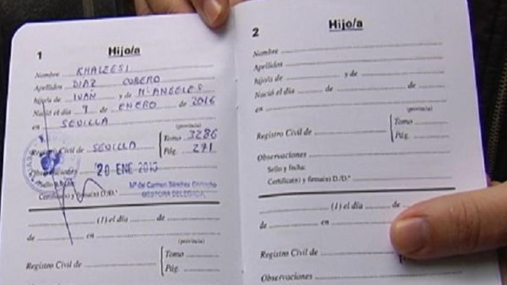 El libro de familia de Khaleesi Díaz Cubero.